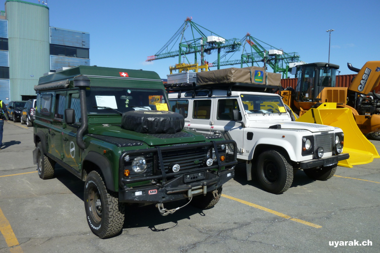 Uyarak neben dem Landy von Frederike und Gary (www.adventure-continued.com), Hafen Halifax 