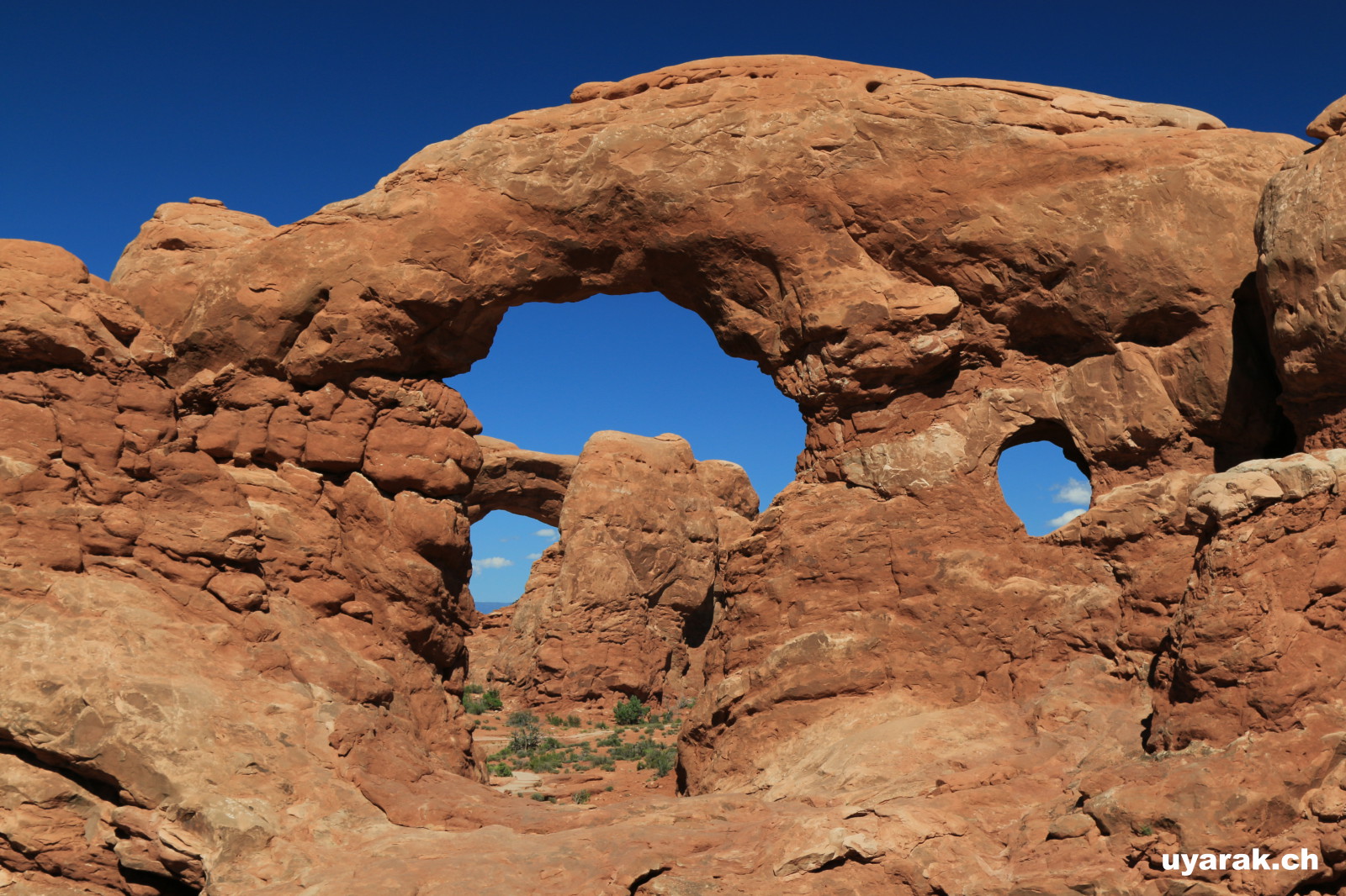 Blick durch den Turret Arch zum North Window, Arches National Park, Utah