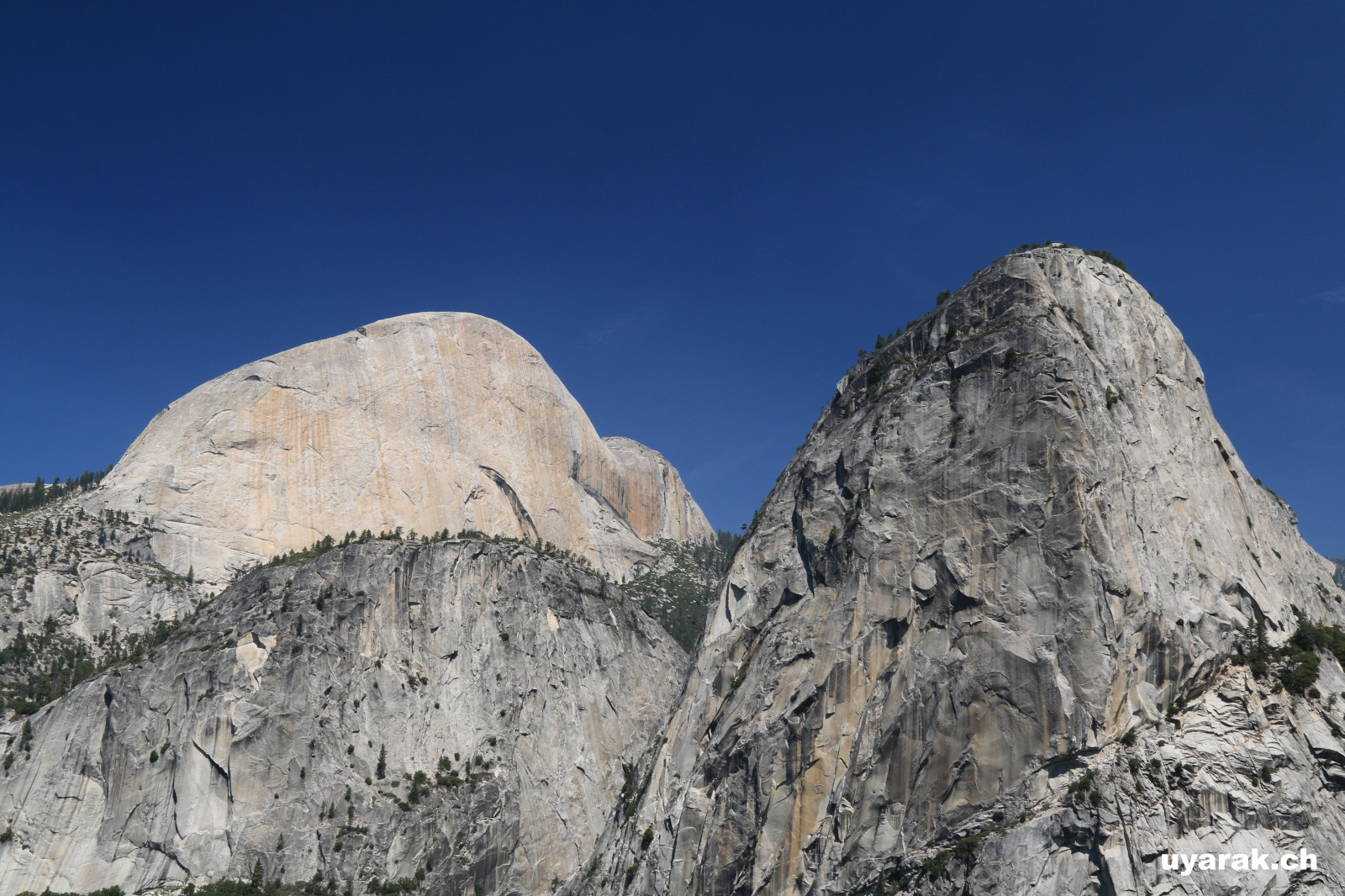 Der Half Dome versteckt hinter dem Mount Broderick, Yosemite National Park