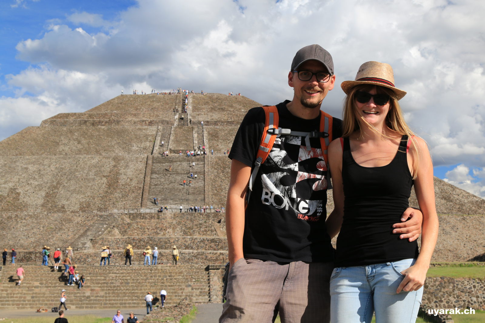 Vor der Sonnenpyramide von Teotihuacán, Mexico