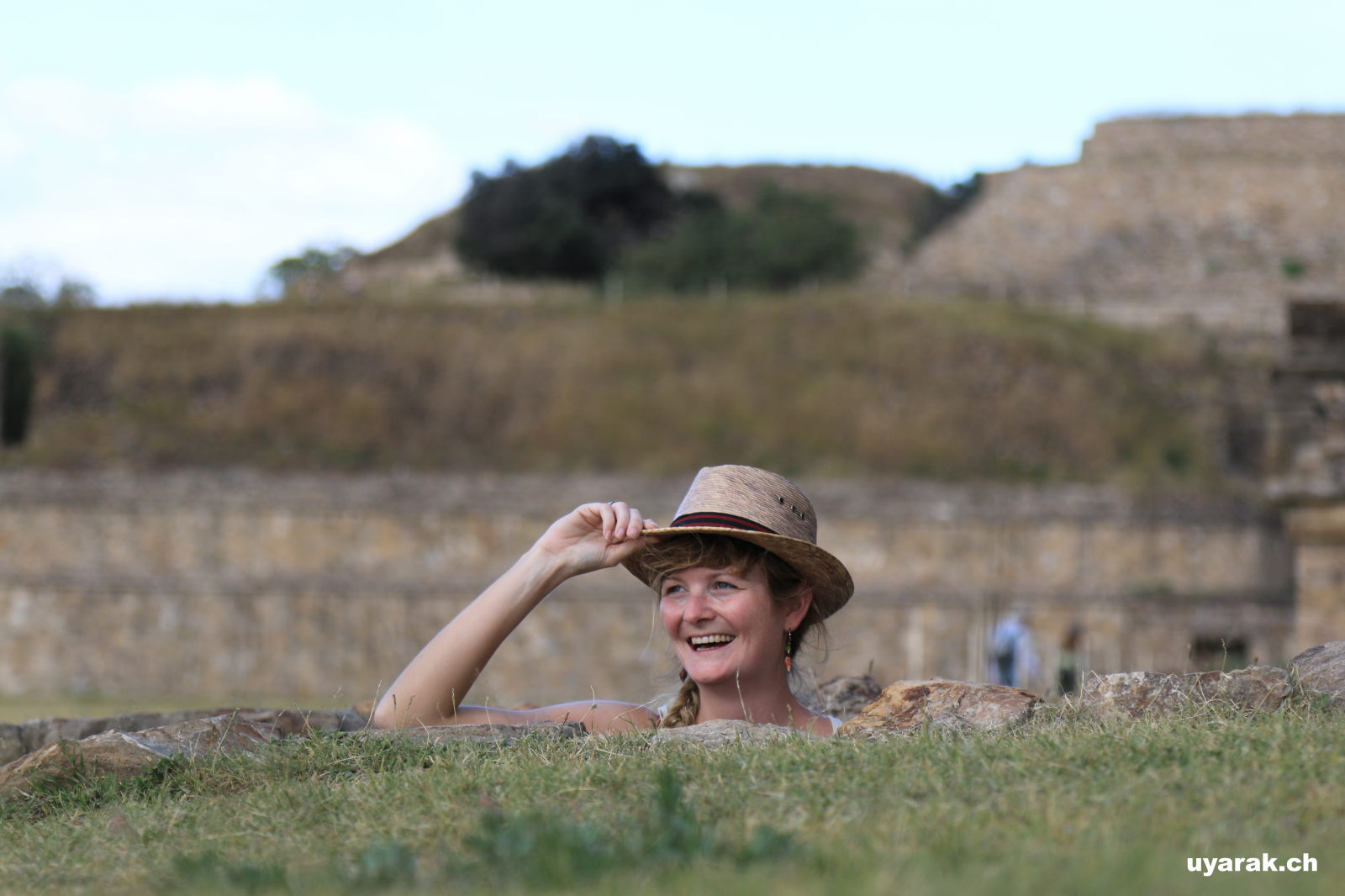 Fränzi vom Erdbode verschluckt, Monte Albán, Oaxaca, Mexiko