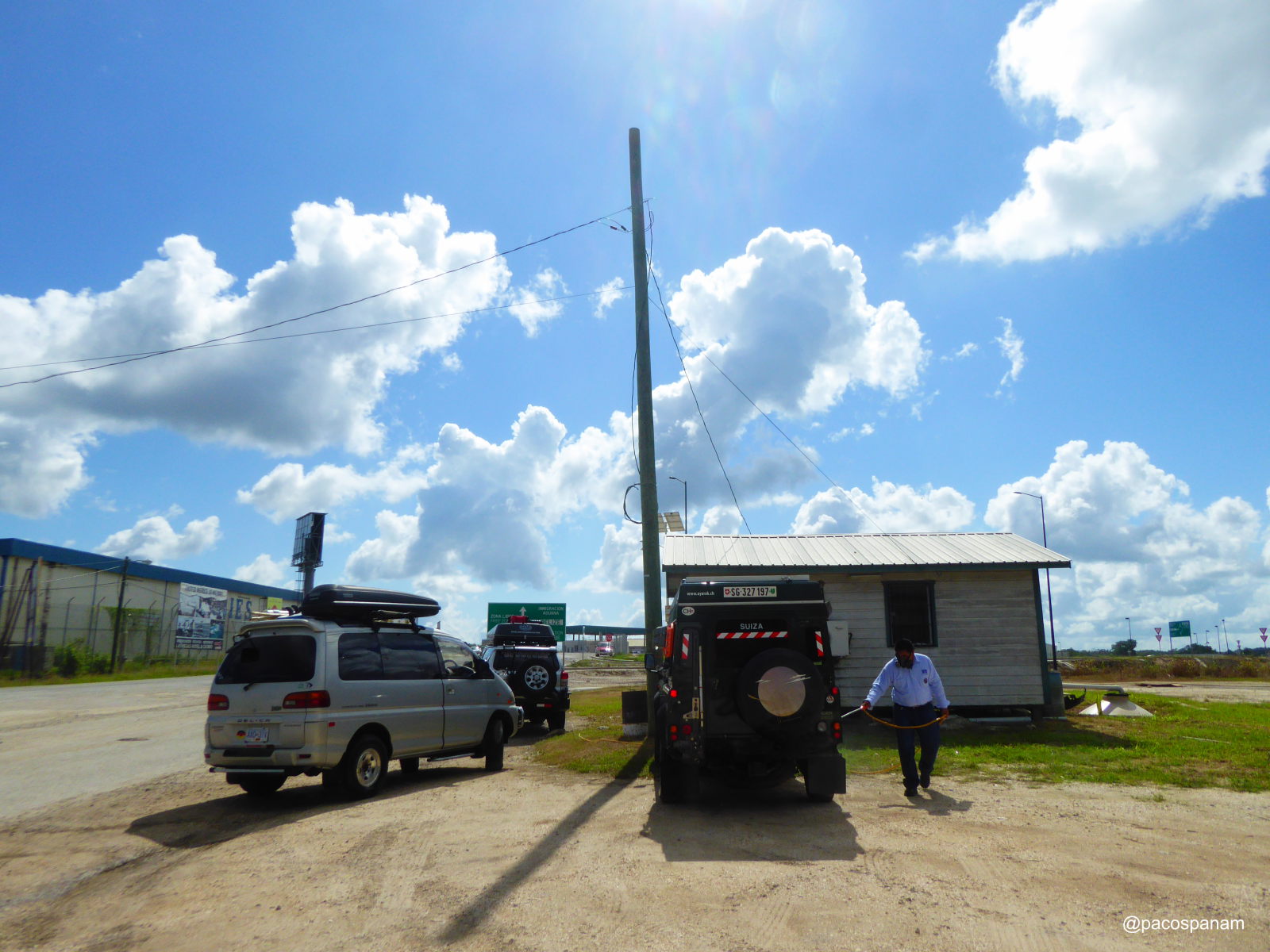 Fahrzeugdesinfektion an der Grenze zu Belize