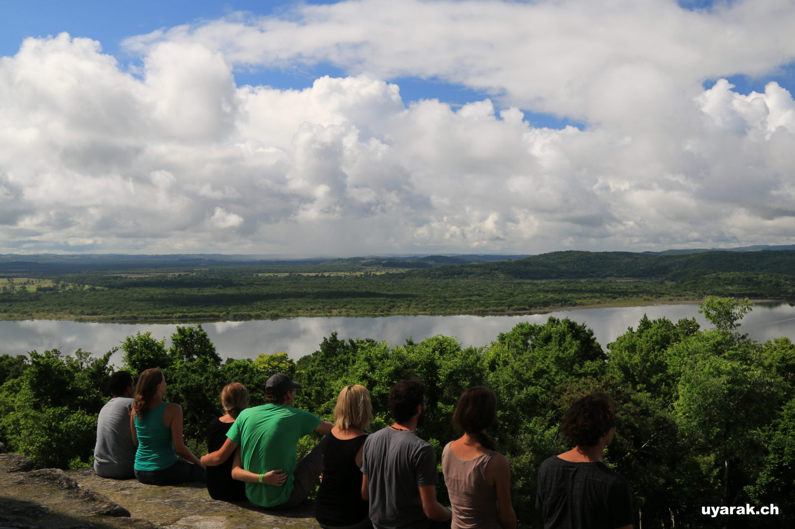 Wir geniessen die Aussicht vom Templo de las Manos Rojas, Yaxhá, Guatemala