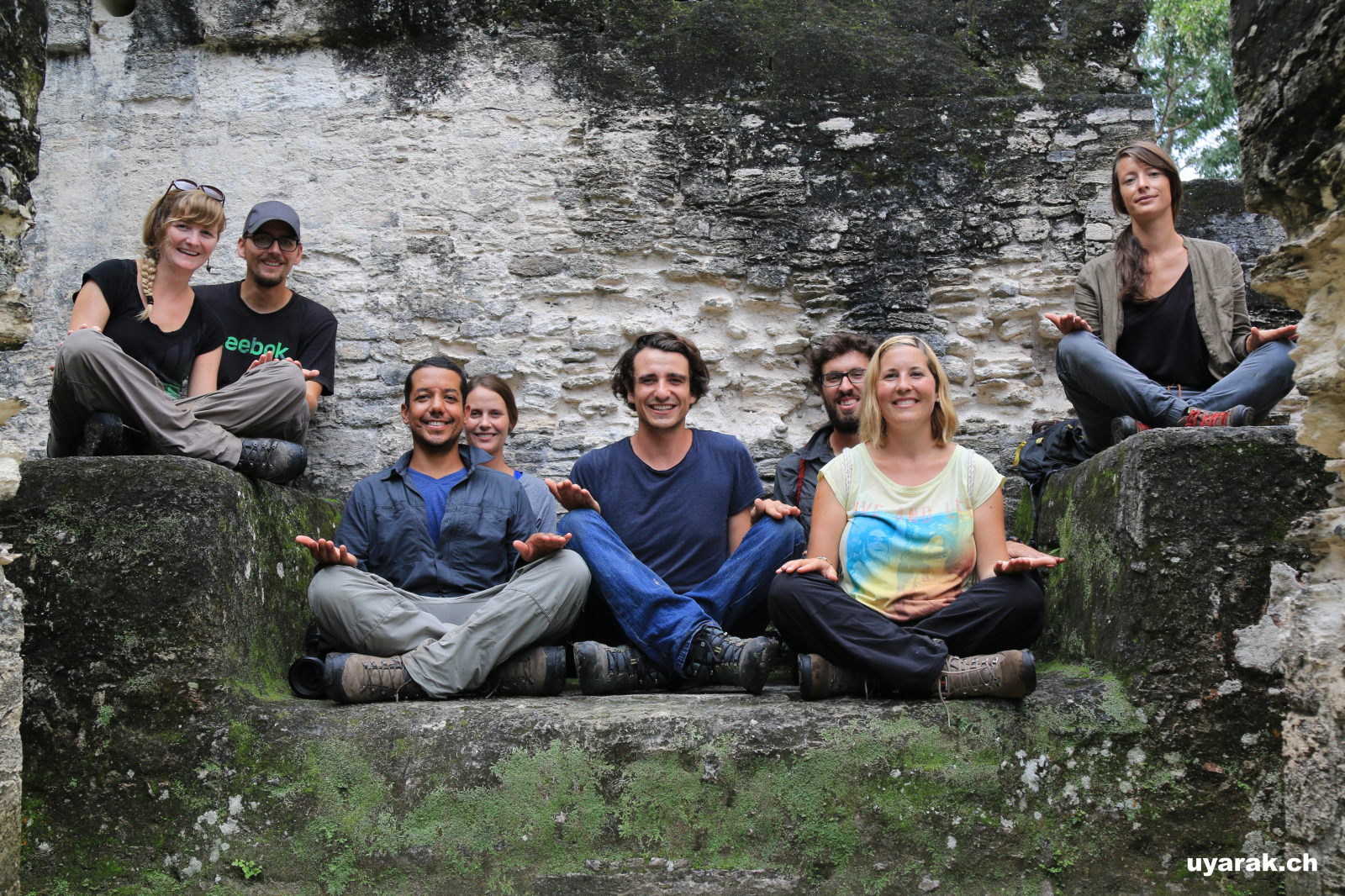 Zu acht auf dem riesigen Thron, Tikal, Guatemala