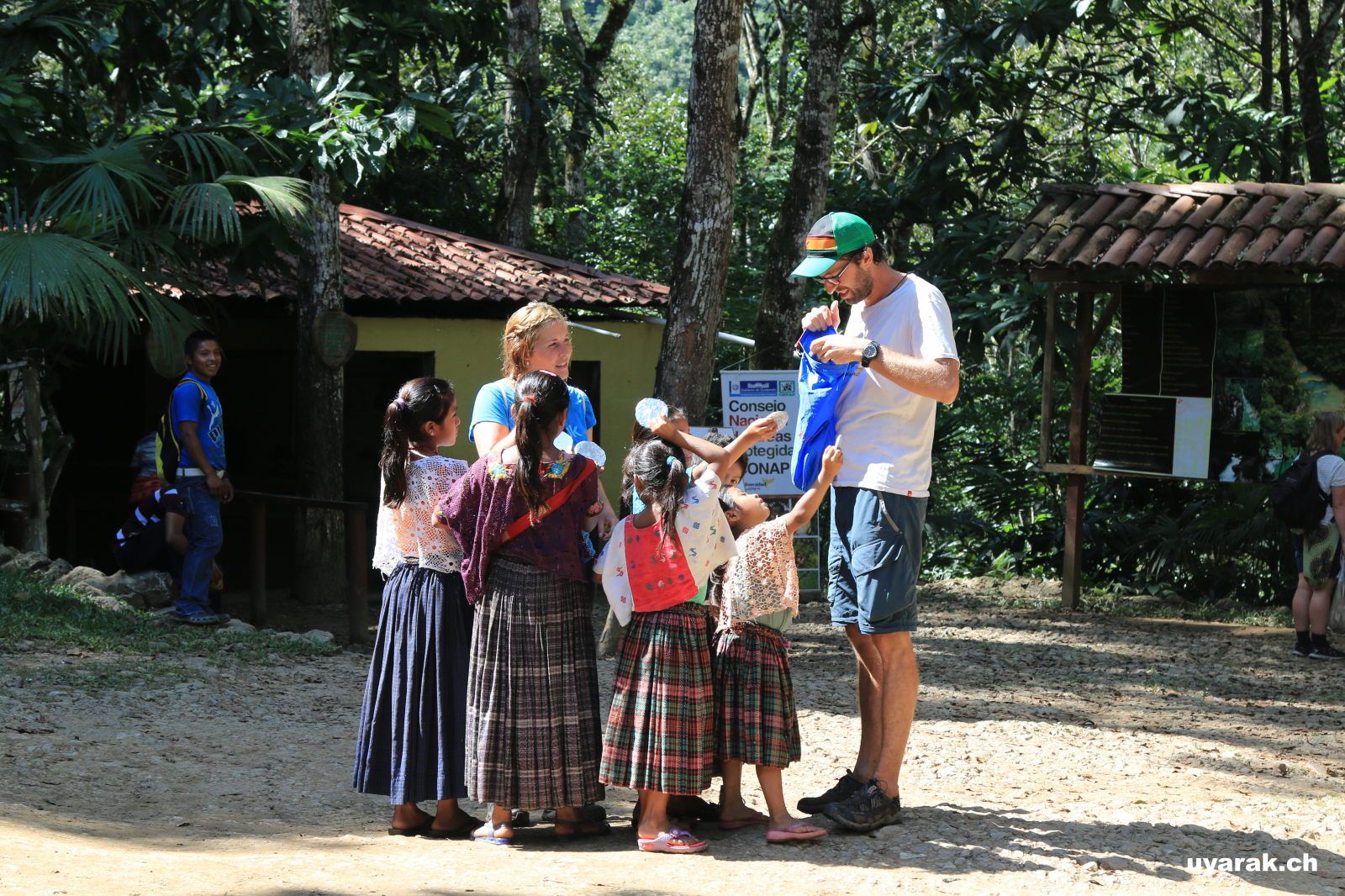 Kinder verkaufen Schockolade, Semuc Champey, Guatemala