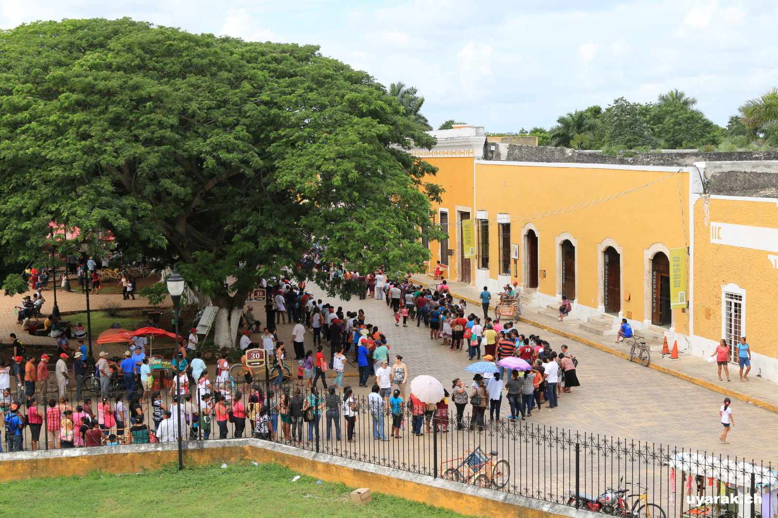 Anstehen für einen gratis TV, Izamal, Yucatán, Mexiko