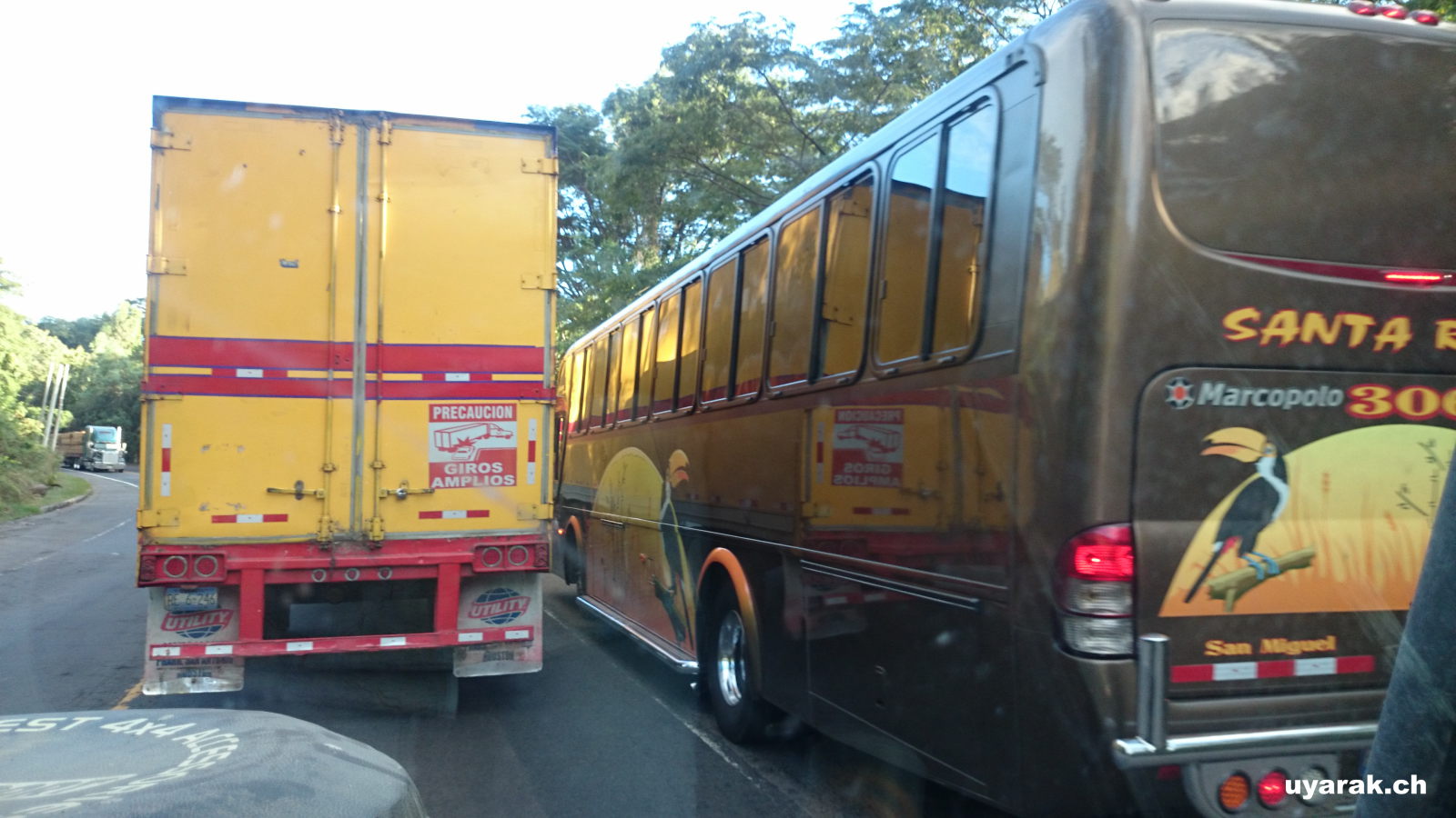 Pannenstreifen oder Überholspur? Unterwegs in El Salvador
