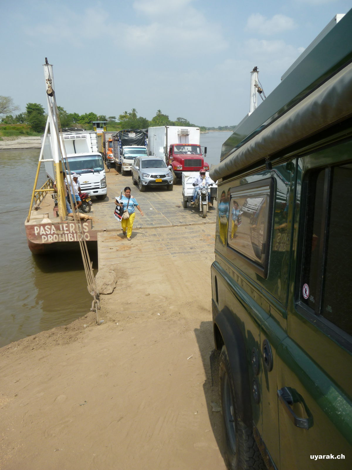 Fähre über den Rio Magdalena auf dem Weg nach Mompós, Kolumbien 