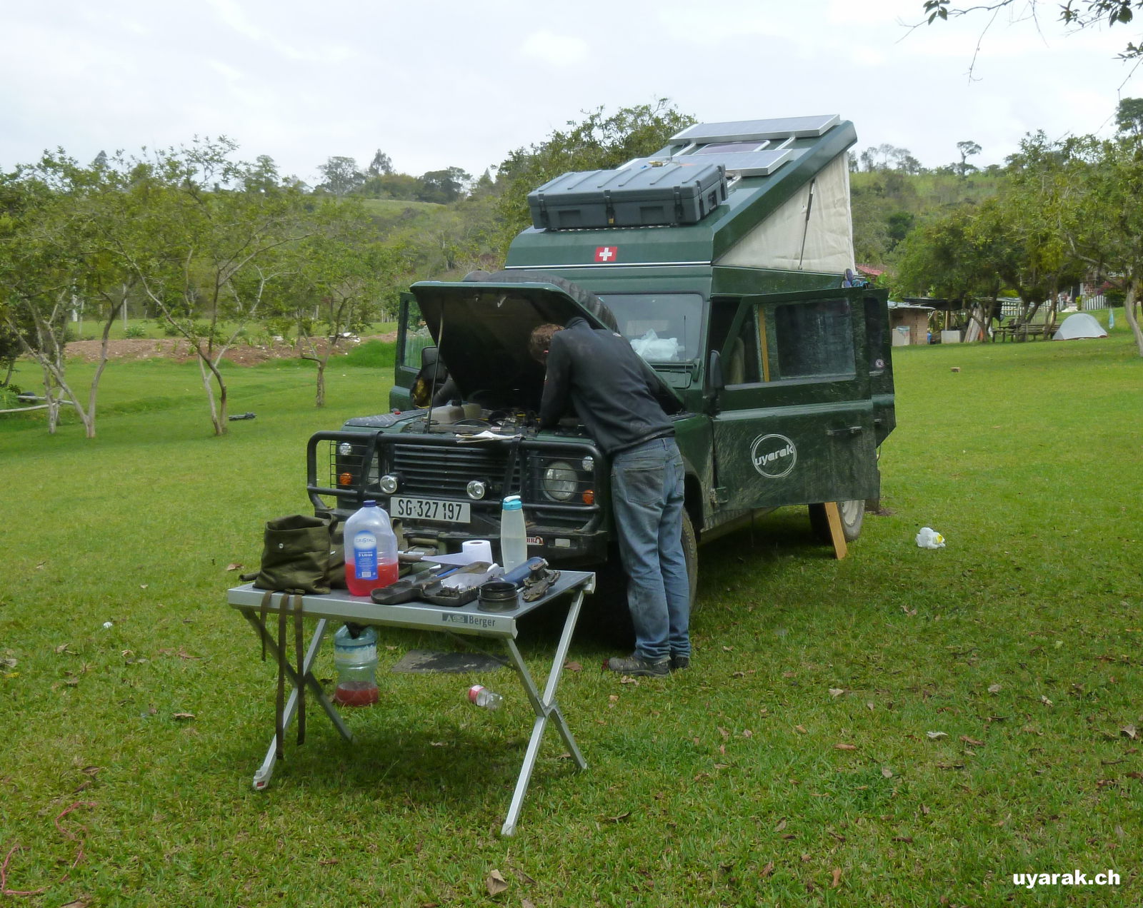 Wasserpumpe ersetzten auf dem Campingplatz in San Agustín, Kolumbien 