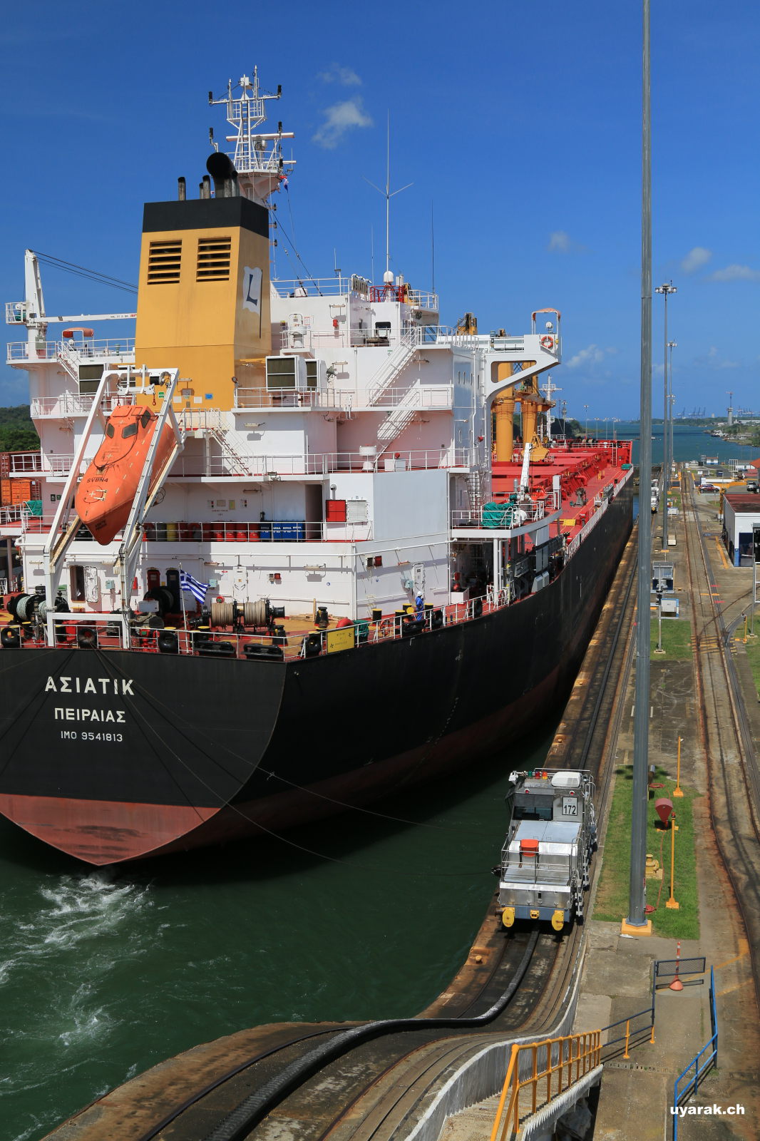 Schüttgut-Frachter in den Gatún-Schleusen, Panamakanal 