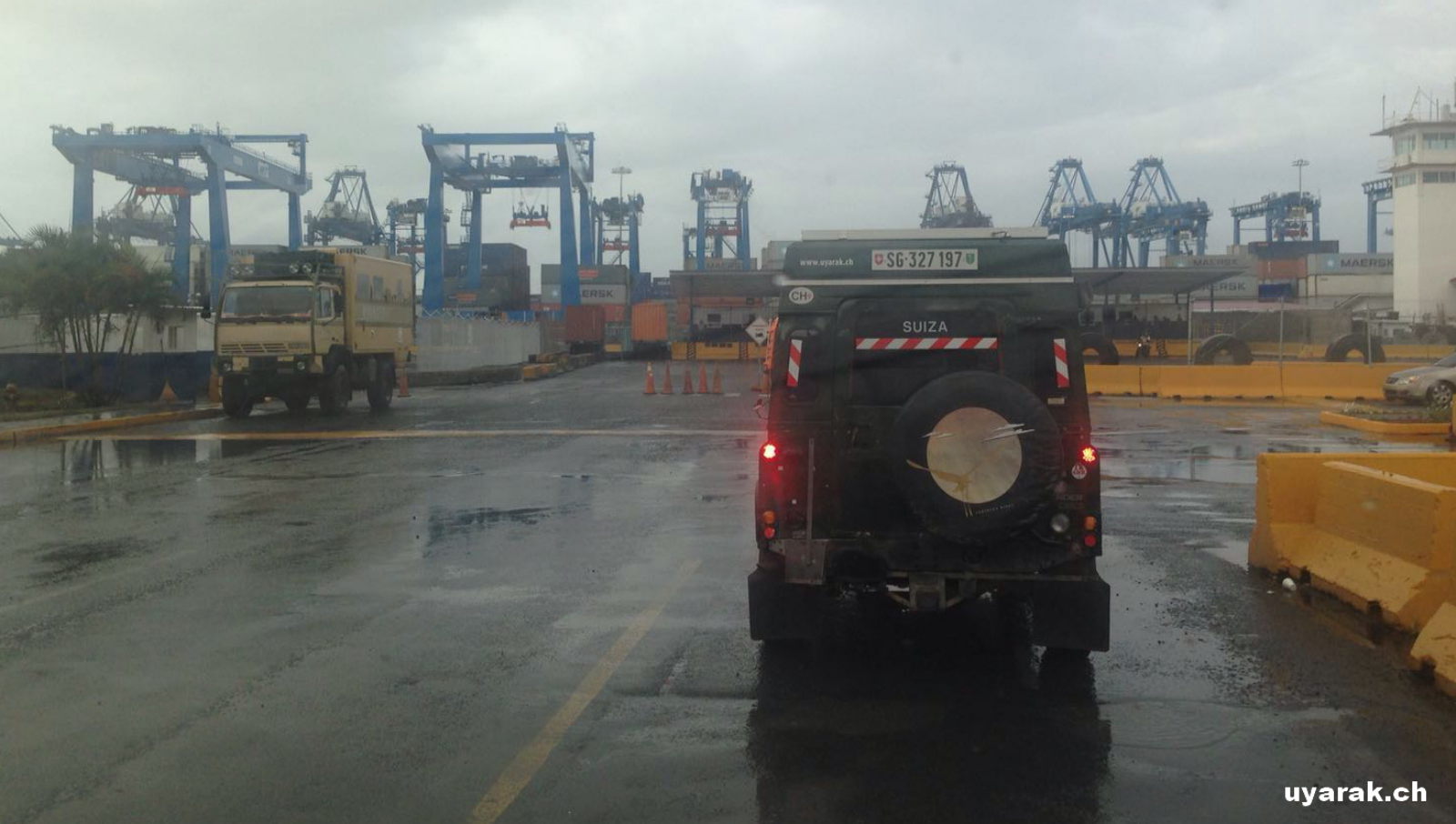 Bereit zur Drogeninspektion, Hafen von Colon, Panama 