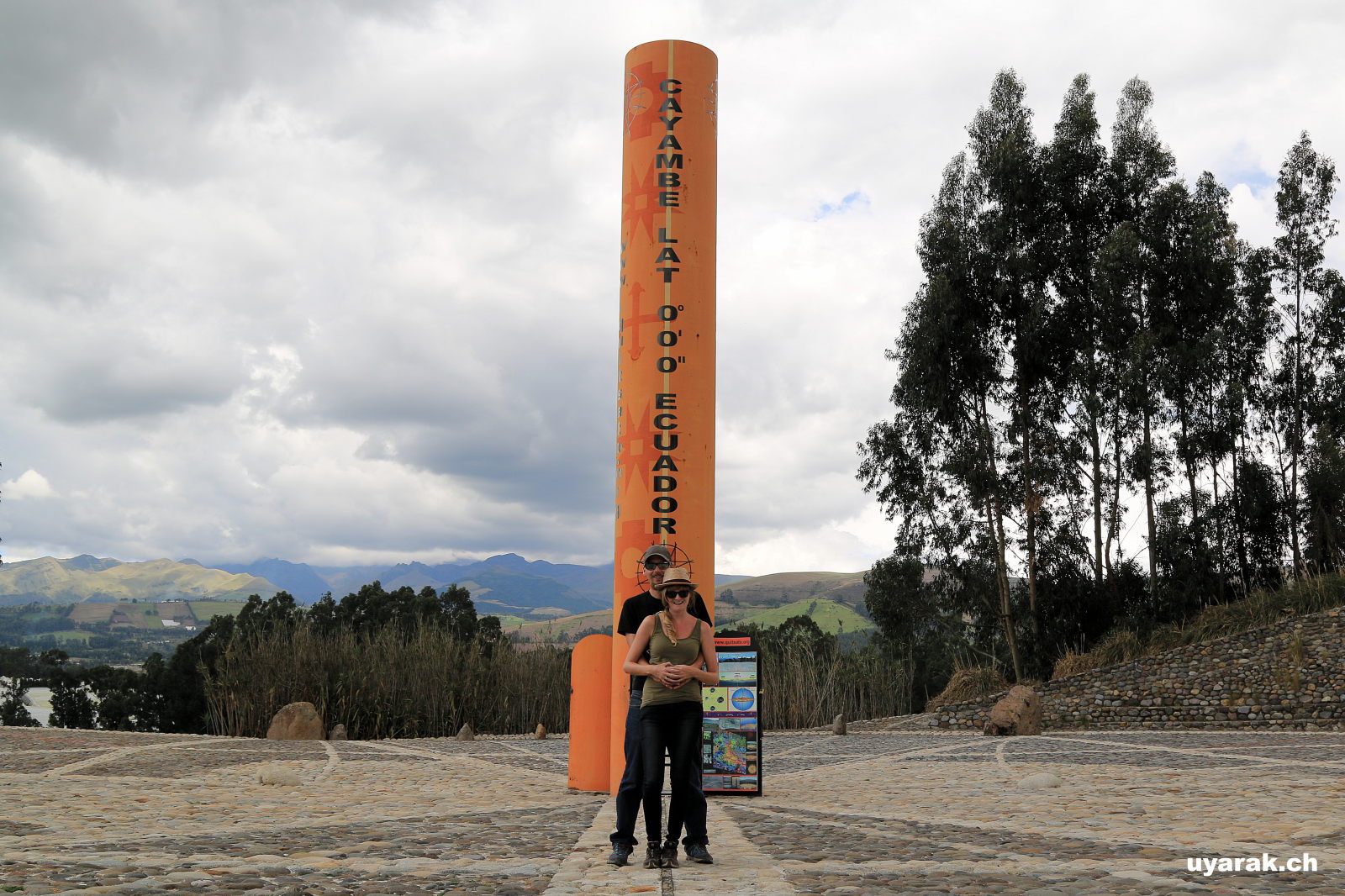 Nach 356 Tagen unterwegs haben wir es über die Linie geschafft, auf dem Äquator in Ecuador 