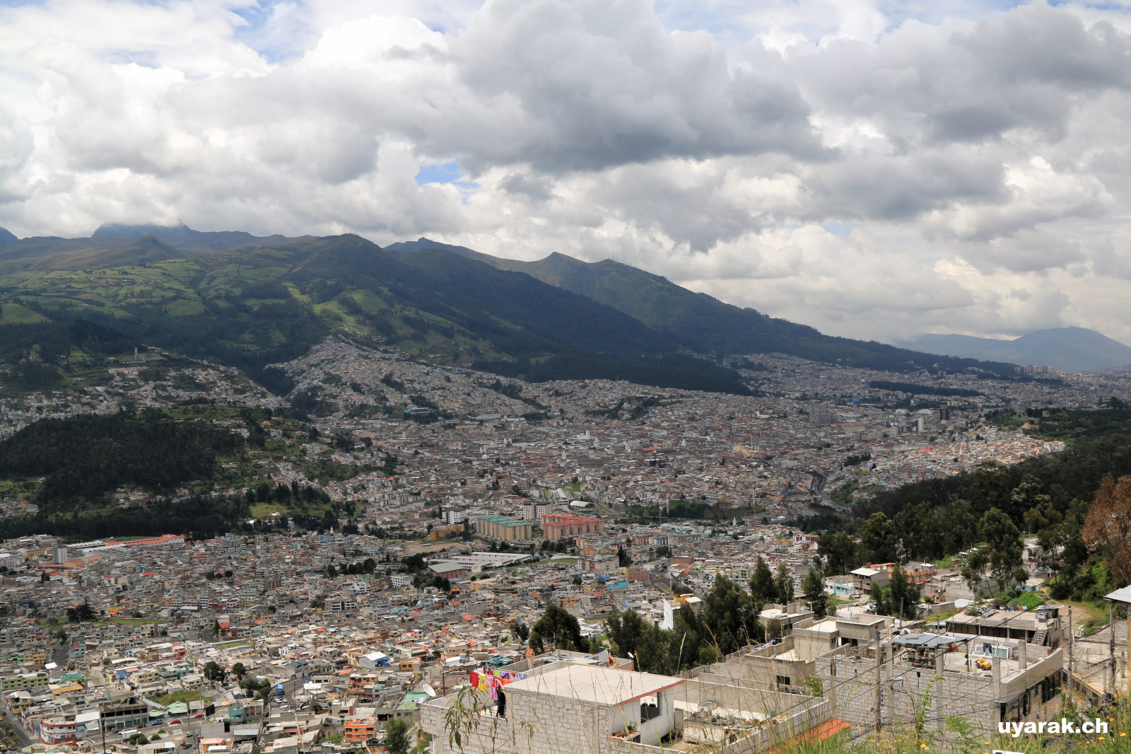 Blick über den nördlichen Teil von Quito, Ecuador 