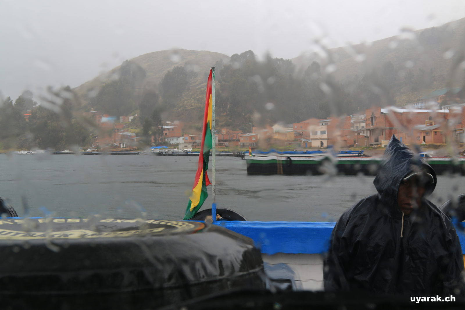 Kurze Fährfahrt bei strömendem Regen, Titicaca-See, Bolivien