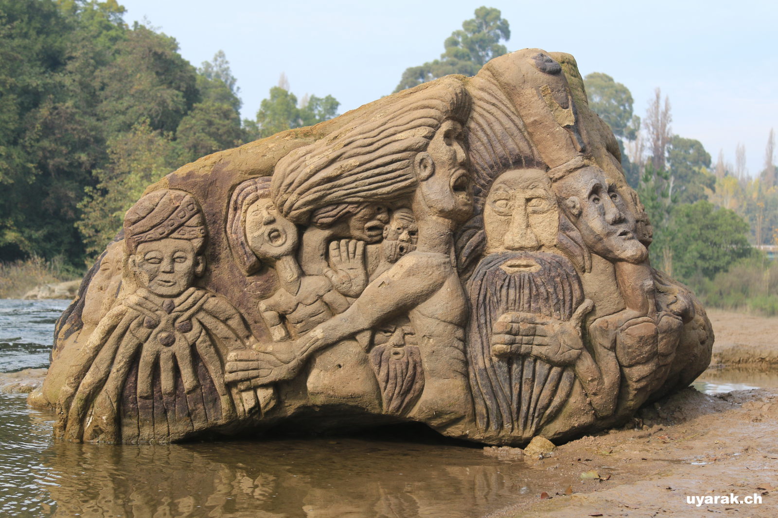 Steinskulptur am Fuss des Wasserfalls, Salto del Laja, Chile