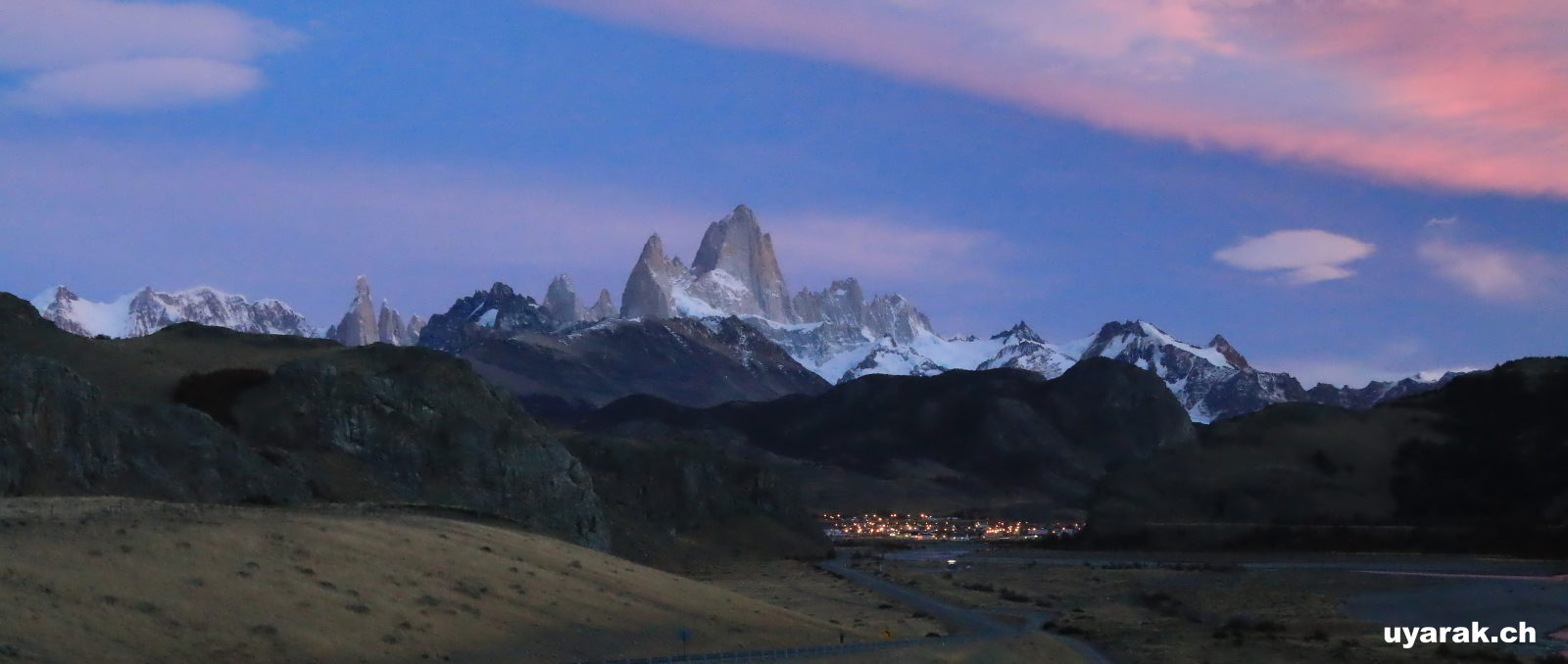 Cerro Torre und Cerro Fitz Roy über dem Städchen El Chaltén bei Sonnenaufgang, Argentinien