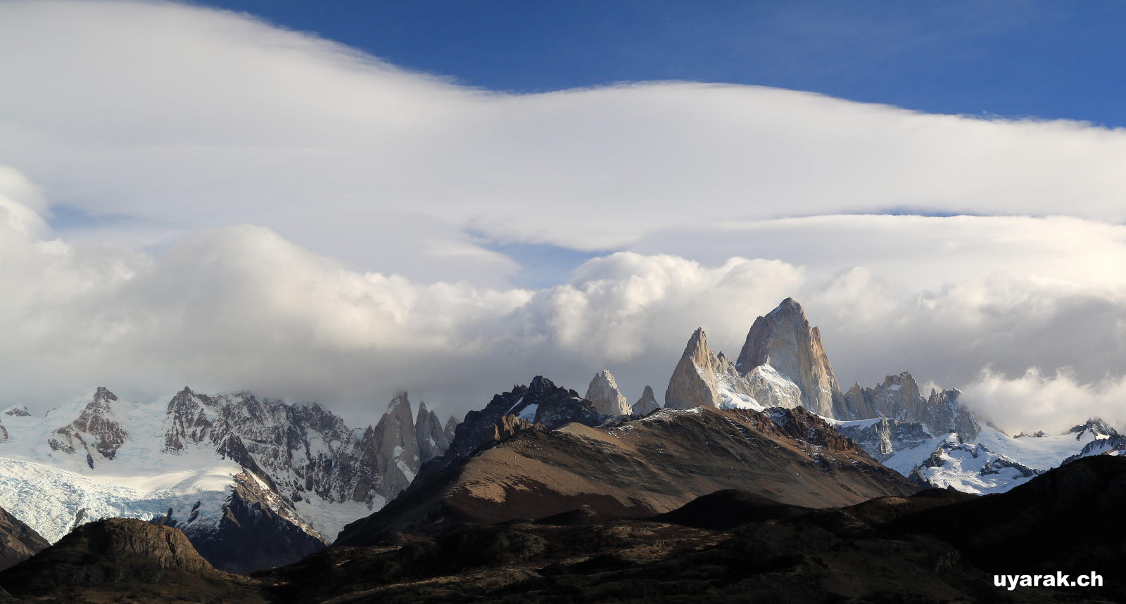 Cerro Torre (links, Spize in den Wolken) und Cerro Fitz Roy (rechts), Argentinien