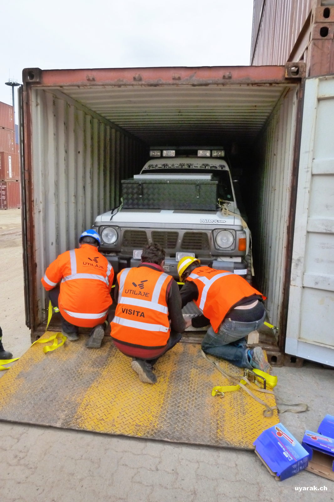 Auch der Nissan von Fabienne & Christian wird fertig verzurrt, Montevideo, Uruguay