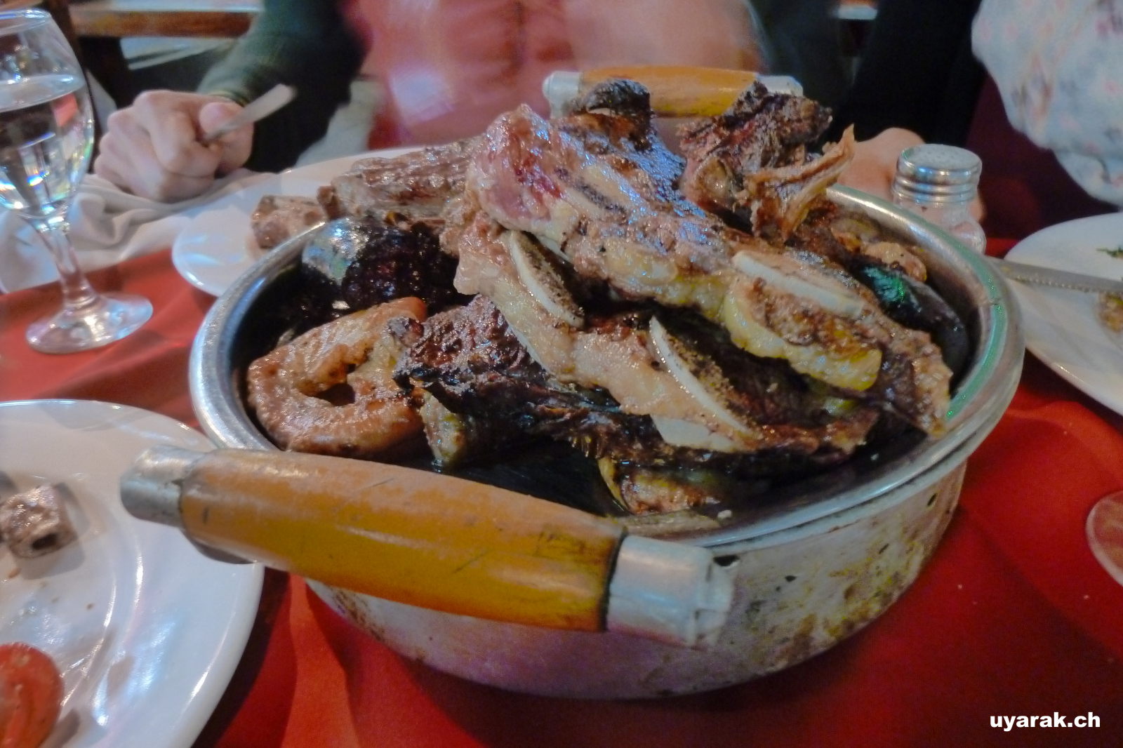 Mittagessen in einer Parrilla, Montevideo, Uruguay