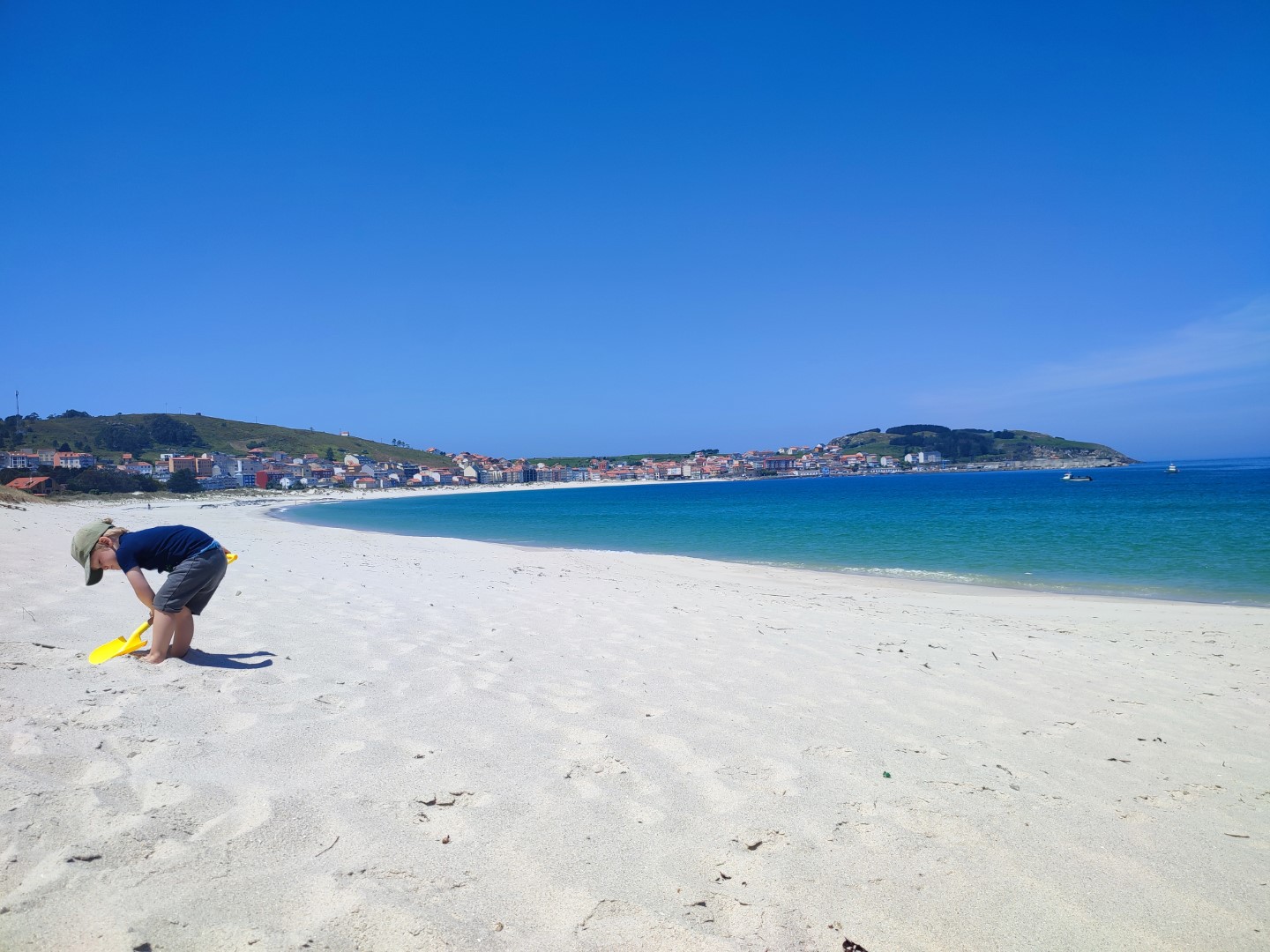 Enrik und seine Schaufel, am Strand bei Laxe 