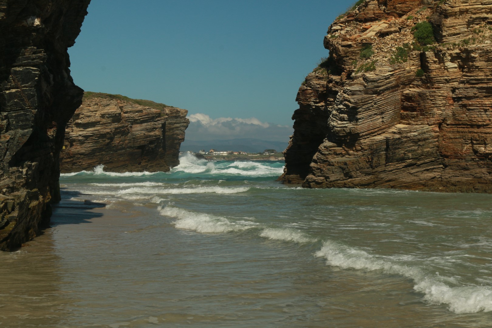 Praia das Catedrais, östlich von Foz 