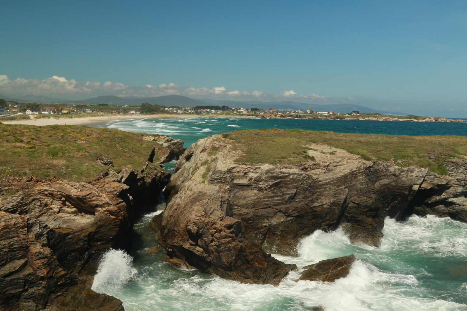 Praia das Catedrais, östlich von Foz 