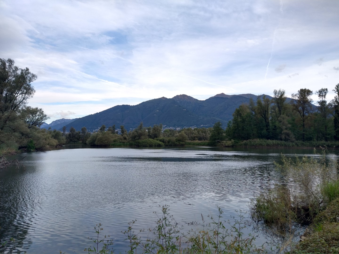 Auf dem See-Rundweg in der Nähe von Vira 